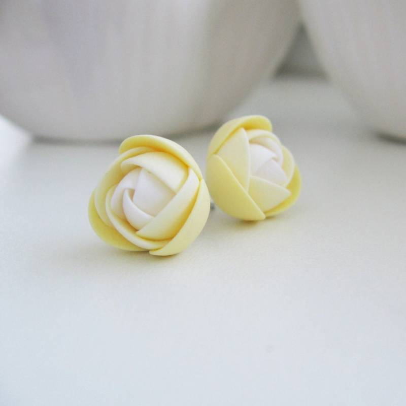 Fimo Ohrringe - Gelb Weiße Rosen Blumen Ohrstecker Fimo Ohrringe - Gelb Weiße Rosen Blumen Ohrstecker von KaoriPearlRose