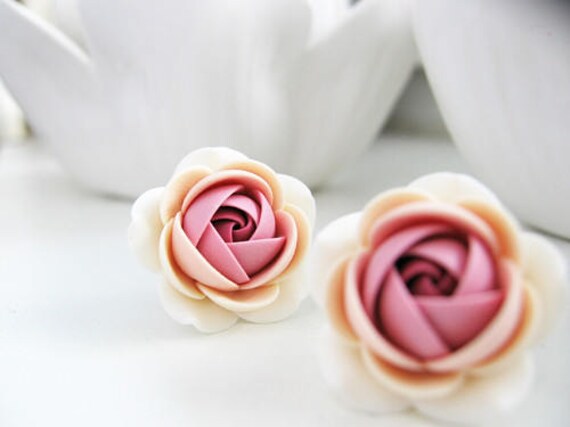 Polymer Ton Ohrring Creme Altrosa Rose Blume Aus Rostfreiem Stahl Brautjungfern Ohrstecker Polymer Ton Ohrring Creme Altrosa Rose Blume Aus Rostfreiem Stahl Brautjungfern Ohrstecker von KaoriPearlRose