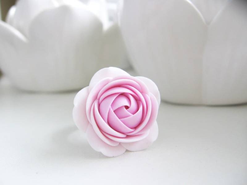 Ring Aus Fimo - Lihgt Rose Weiße Blumenring Federring Ring Aus Fimo - Lihgt Rose Weiße Blumenring Federring von KaoriPearlRose