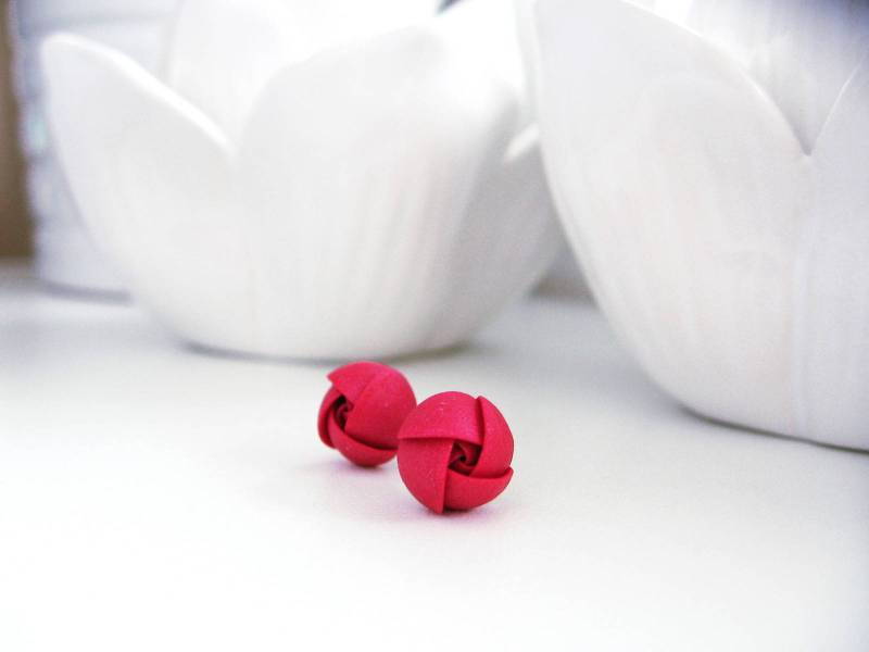 Rubin Rot Rosa Rose Blume Kleine Edelstahl Ohrstecker Ohrringe Aus Fimo Rubin Rot Rosa Rose Blume Kleine Edelstahl Ohrstecker Ohrringe Aus Fimo von KaoriPearlRose