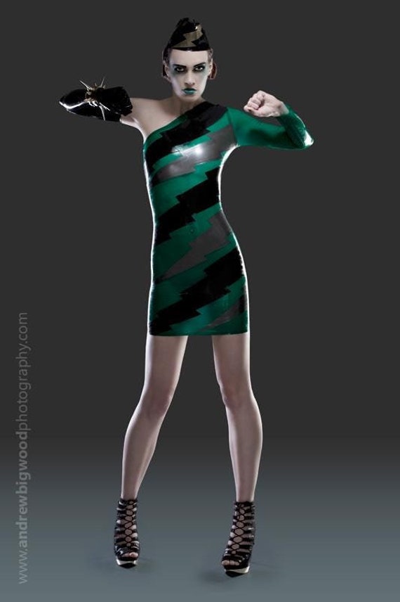 Latexkleid Transparent Lightening Bolts, in Durchscheinend Grün, Schwarz Und Silber Oder Beliebigen Anderen Farben. Eine Schulter. Langarm von KaorisLatexDreams
