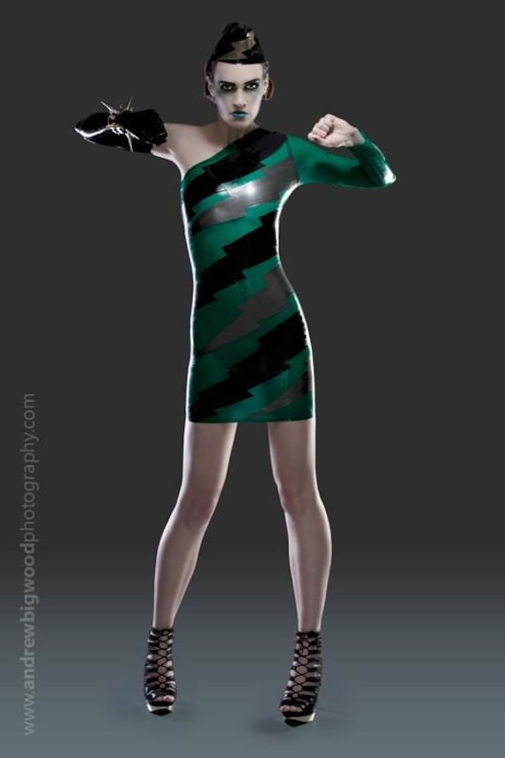 Latexkleid Transparent Lightening Bolts, in Durchscheinend Grün, Schwarz Und Silber Oder Beliebigen Anderen Farben. Eine Schulter. Langarm Latexkleid Transparent Lightening Bolts, in Durchscheinend Grün, Schwarz Und Silber Oder Beliebigen Anderen Farben. Eine Schulter. Langarm von KaorisLatexDreams