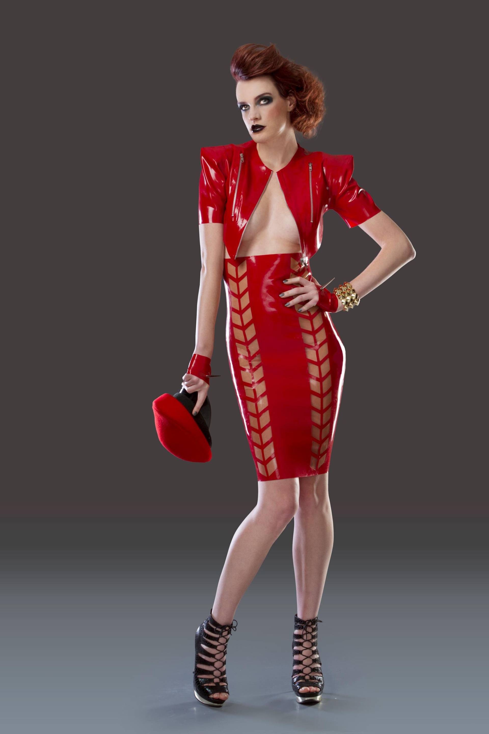 Latexkleidung Kurze Reiterjacke Bolero in Rot Mit Metallreißverschlüssen. Wäsche von KaorisLatexDreams