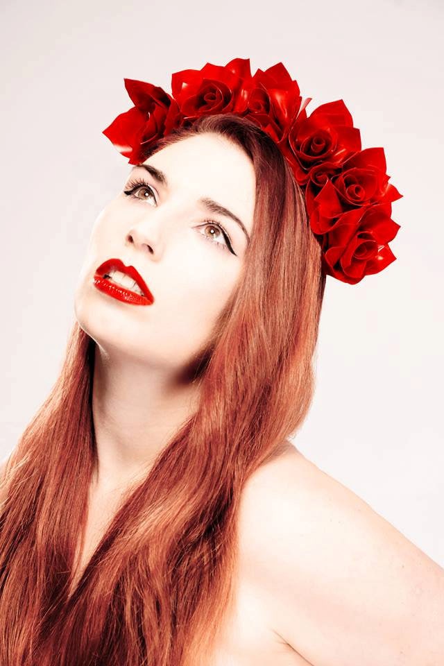 Latexkleidung Rosenkopfschmuck Mit 6 Handgefertigten Latexrosen in Rot Oder Einer Beliebigen Anderen Farbe von KaorisLatexDreams