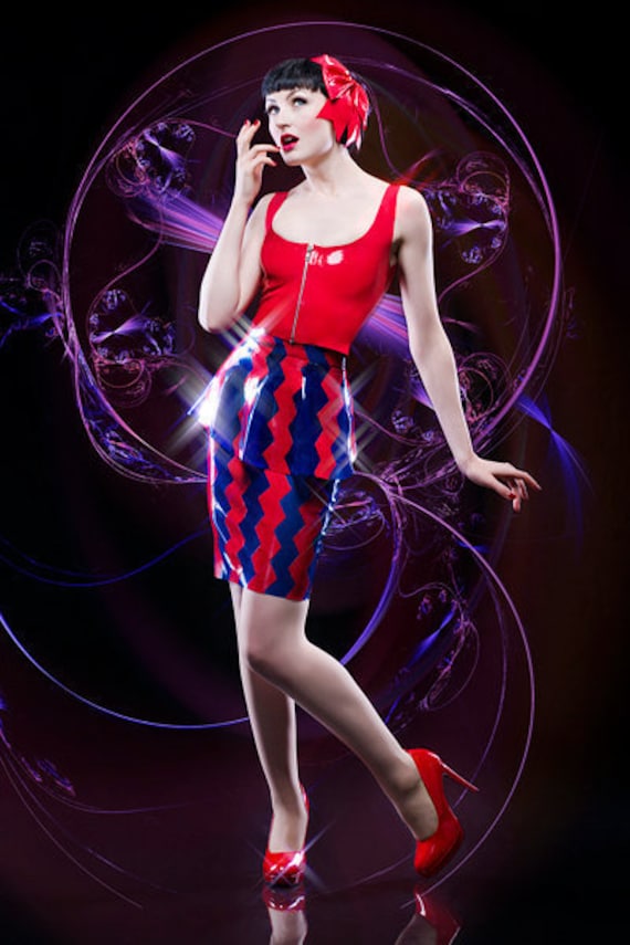 Latexkleidung Zickzack Rock in Lichtdurchlässigem Blau Und Rot von KaorisLatexDreams