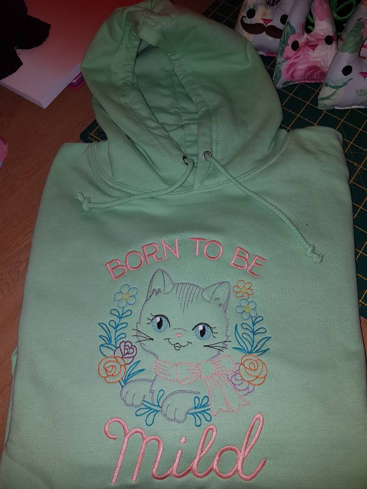 Gestickter Katzen Hoodie Kitsch 80S Style Kitty - "Born To Be Mild' von KaosCreations2015