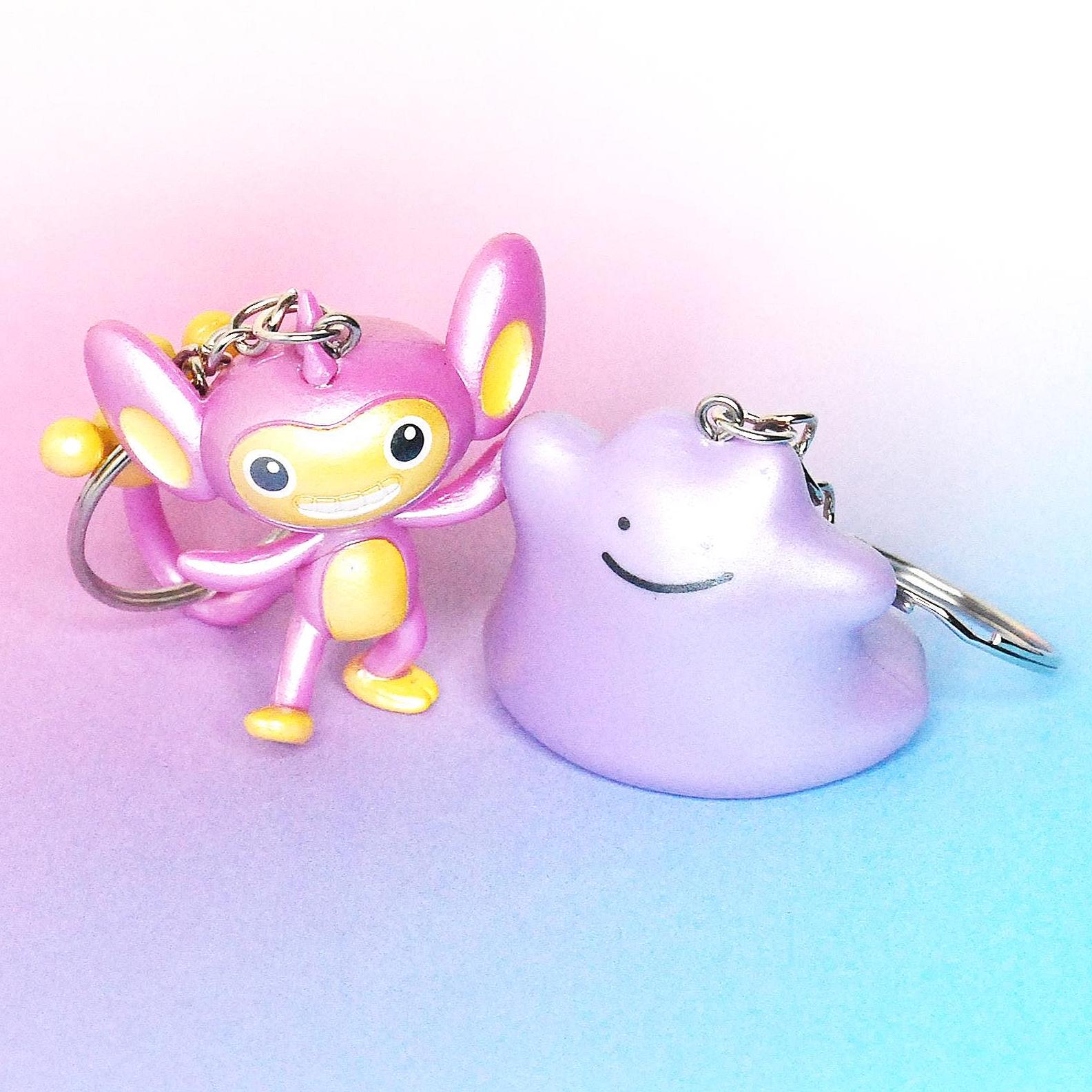 Ditto Griffel, Shiny Glänzende Handgemachter Monster Schlüsselanhänger, Taschen Charm Videospiel Figur, Geschenk, Autoanhänger von KaosKimsThings