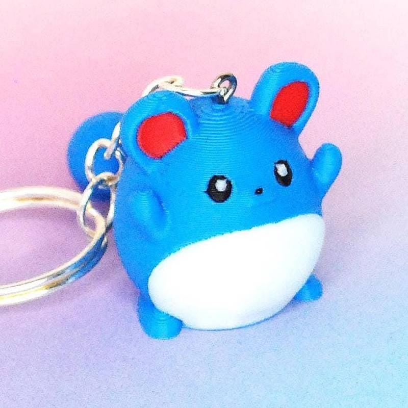 Marill Handgefertigter 3D Druck Chibi Schlüsselanhänger, Retro-Geschenk Accessoire, Gamer Geschenk, Gaming Monster Marill Handgefertigter 3D Druck Chibi Schlüsselanhänger, Retro-Geschenk Accessoire, Gamer Geschenk, Gaming Monster von KaosKimsThings