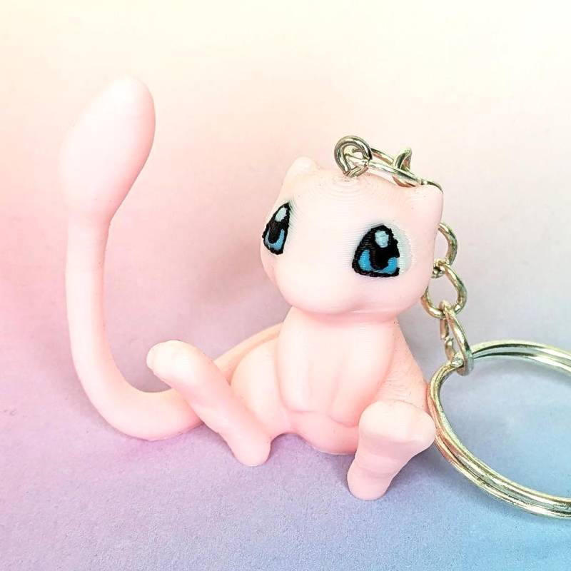 Mew Handgefertigter 3D Druck Chibi Schlüsselanhänger, Videospielfigur, Retro-Geschenk Accessoire Monster Rosa Pink Mew Handgefertigter 3D Druck Chibi Schlüsselanhänger, Videospielfigur, Retro-Geschenk Accessoire Monster Rosa Pink von KaosKimsThings