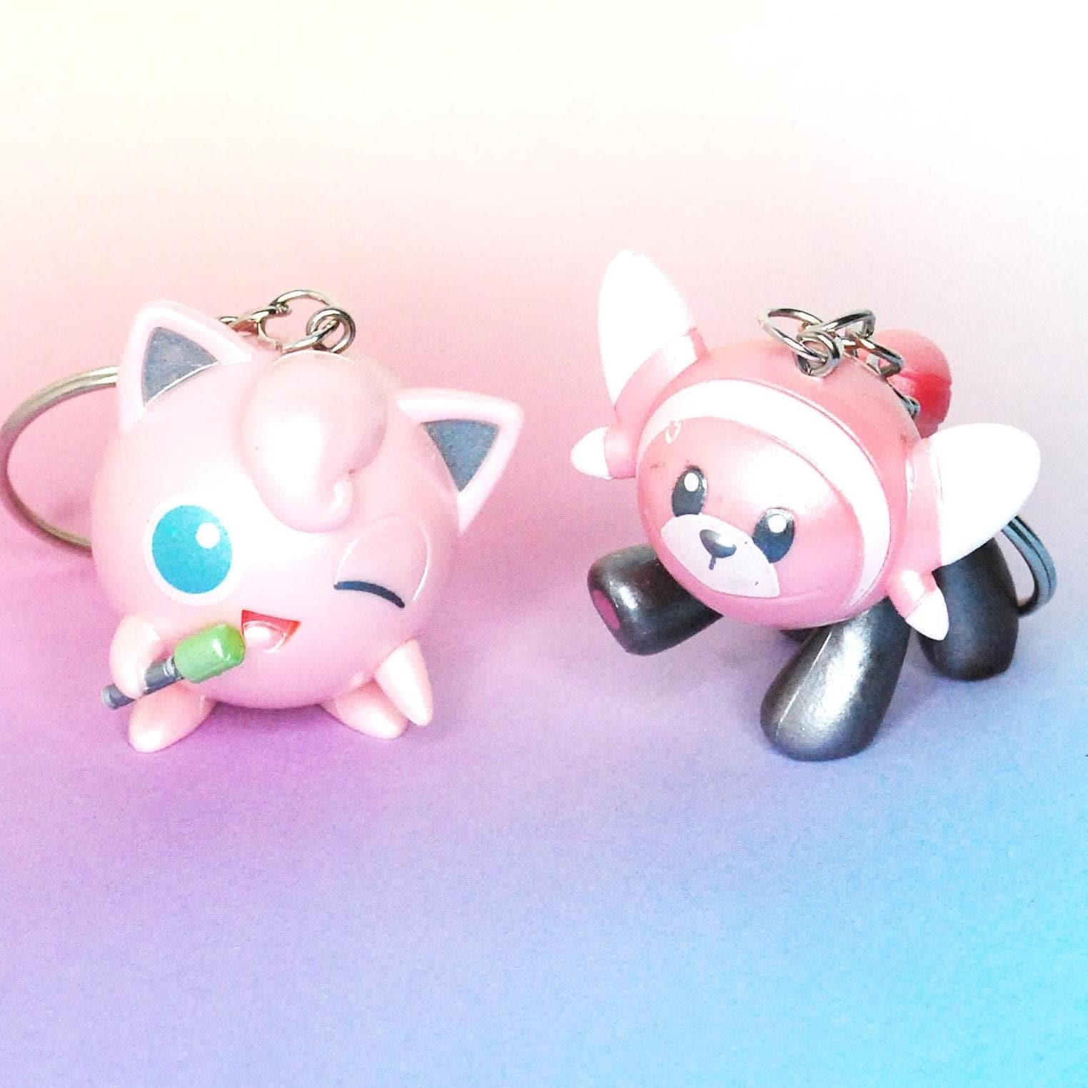 Velursi Pummeluff, Shiny Glänzende Handgemachter Monster Schlüsselanhänger, Lanyard Charm Videospiel Figur Taschen, Geschenk, Autoanhänger von KaosKimsThings