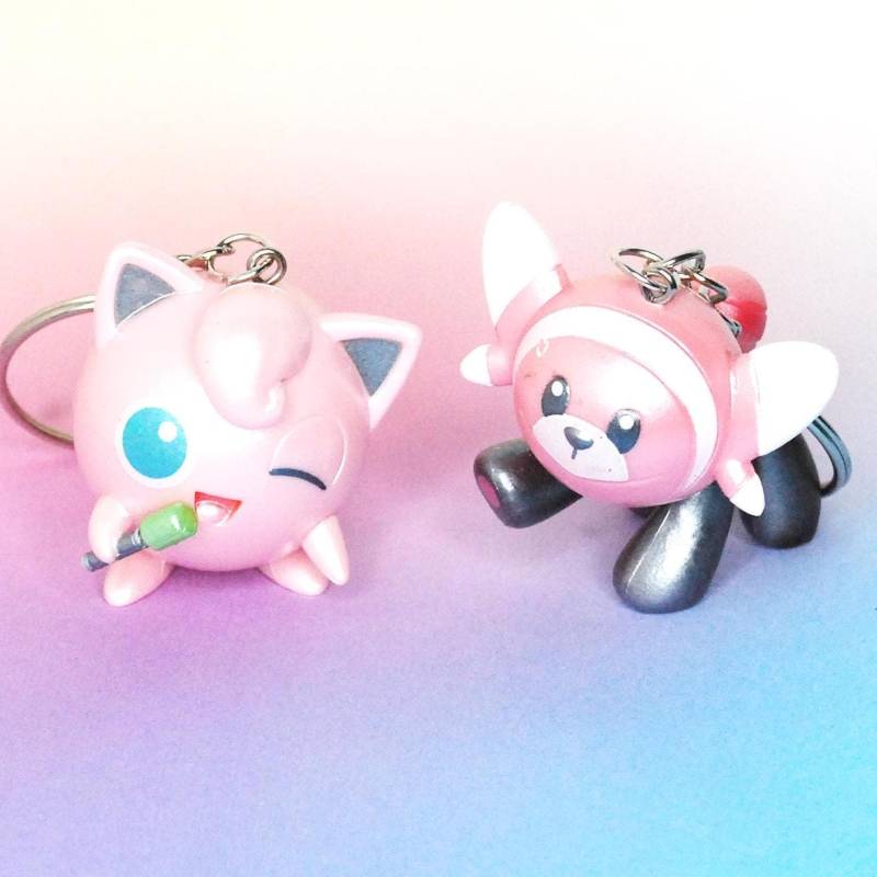 Velursi Pummeluff, Shiny Glänzende Handgemachter Monster Schlüsselanhänger, Lanyard Charm Videospiel Figur Taschen, Geschenk, Autoanhänger von KaosKimsThings