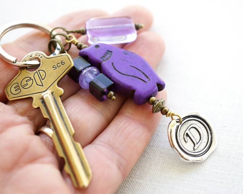 Auf Urlaub Lila Monogramm Keychain Personalisierte Initial Pinguin Haustier Wachs-Siegel Auf Urlaub Lila Monogramm Keychain Personalisierte Initial Pinguin Haustier Wachs-Siegel von KapKaDesign