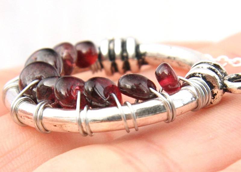 Granat Anhänger Halskette Silberdraht Gewickelt Kristall 925 Sterling Silber Kette Januar Birthstone von KapKaDesign