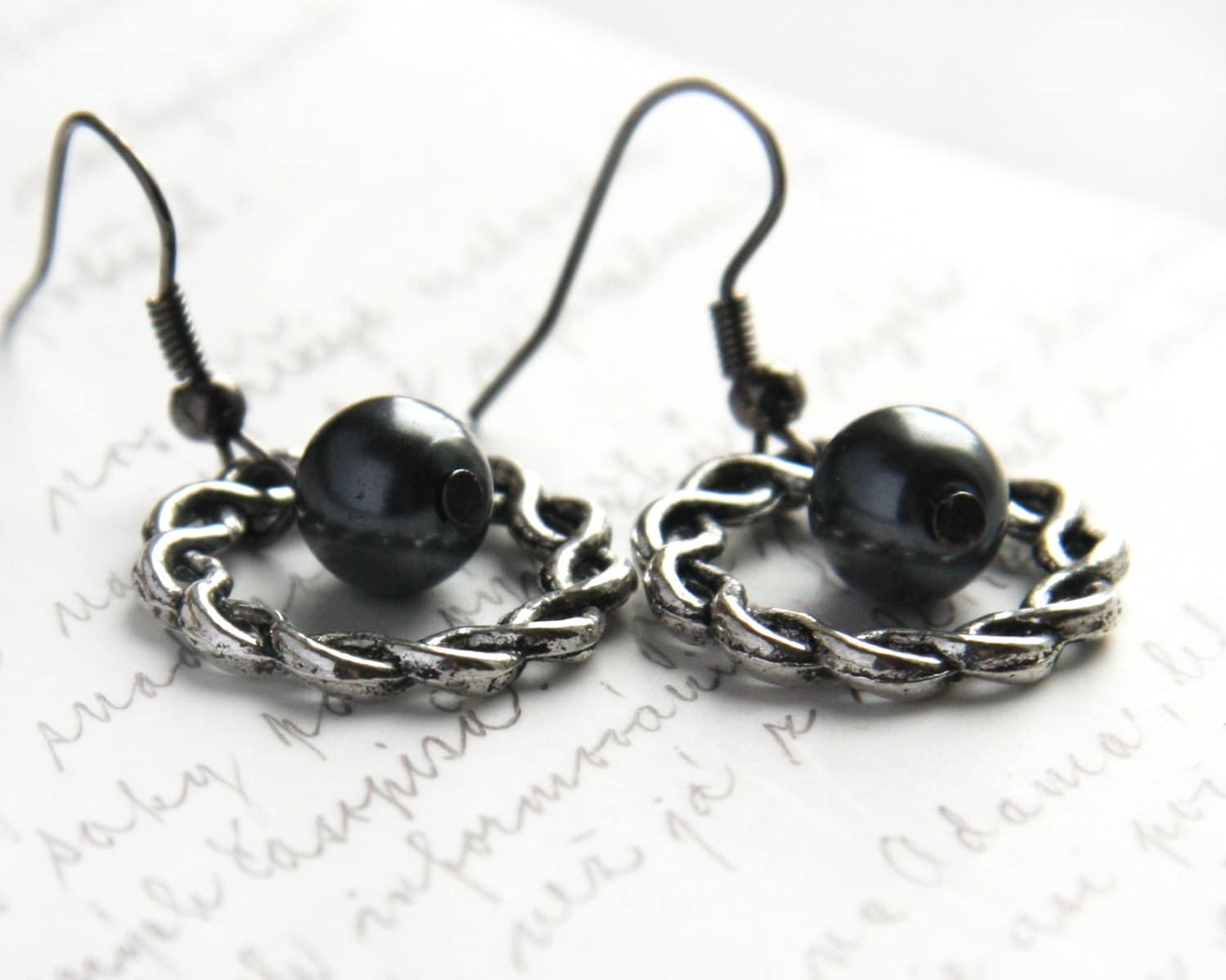 Boho Ohrringe Schwarz Weiß Weiß. Steampunk Ohrringe. "Schwarze "Gunmetal" Im Woodland Style." von KapKaDesign