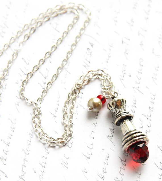 Im Urlaub, Boho Schachkönigin Halskette, Roter Kristall Rote Herzkönigin Alice Im Wunderland Schachfigur Anhänger - Ohrringe Ausverkauft Im Urlaub, Boho Schachkönigin Halskette, Roter Kristall Rote Herzkönigin Alice Im Wunderland Schachfigur Anhänger - Ohrringe Ausverkauft von KapKaDesign