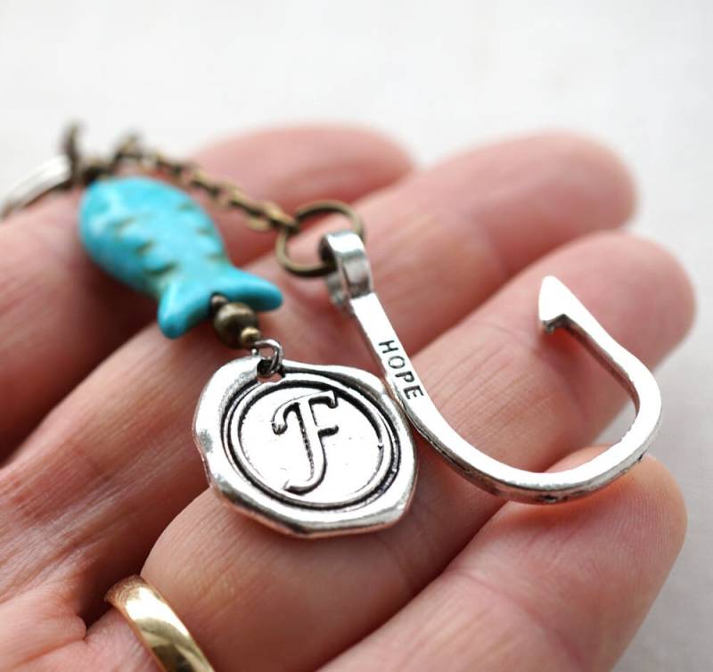 Gegangen Angeln Personalisierte Schlüsselanhänger, Anfang Wachs Siegel Charme, Weißer Stein Oder Blau Türkis Fisch, Geschenk Für Mann von KapKaDesign