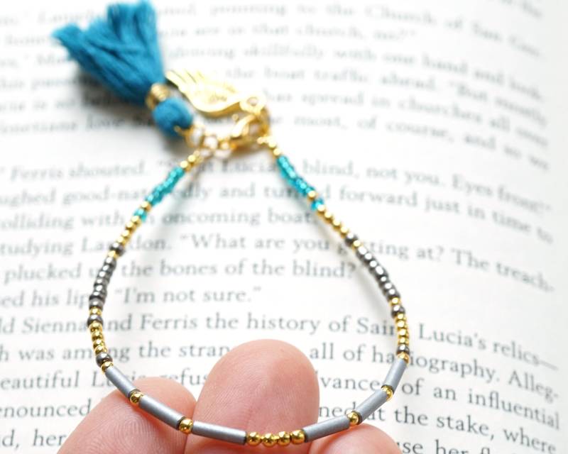 Im Urlaub Blau Türkis Quaste Armband Dünnes Gold Perlen Engel Flügel Charme Boho Freundschafts Minimal Im Urlaub Blau Türkis Quaste Armband Dünnes Gold Perlen Engel Flügel Charme Boho Freundschafts Minimal von KapKaDesign