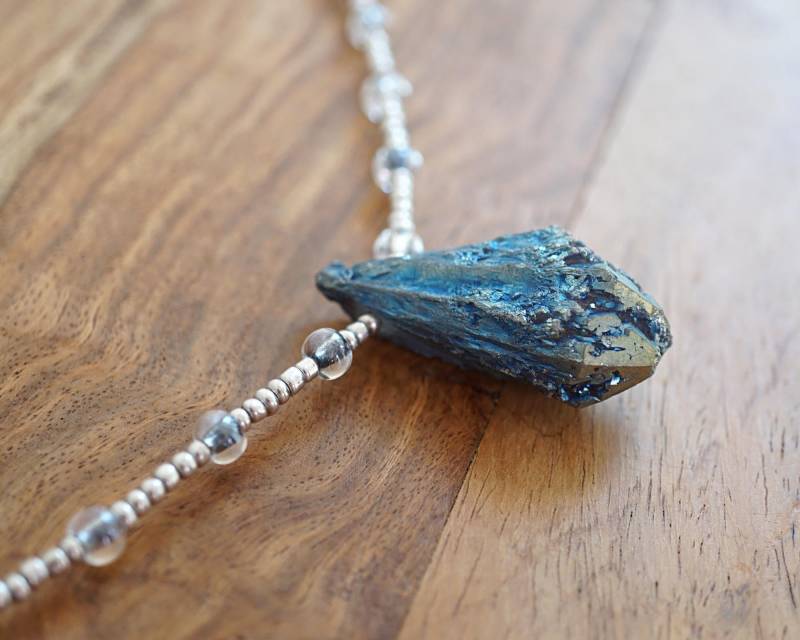 Im Urlaub Blaue Kristallspitze Rohkristall Druzy Halskette Aura Kristall Anhänger Healing Rohstein Zierlich von KapKaDesign