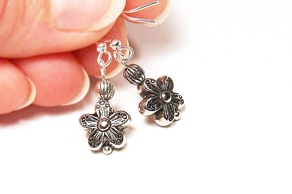 Im Urlaub Boho Minimal Ohrringe Kleine Blume Silber Zierliche Niedliche Mini Baumeln Individuell von KapKaDesign