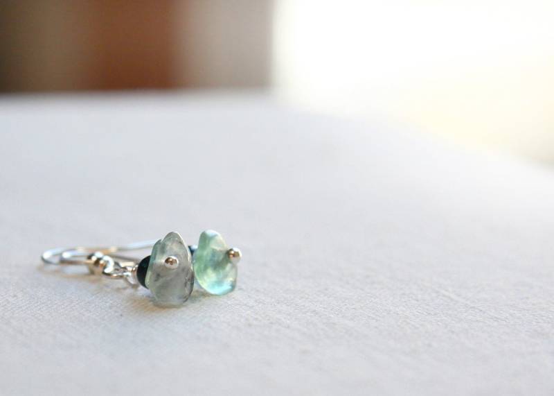 Im Urlaub Boho Minimal Ohrringe Naturstein Chrysokoll Raue Fluorid Smaragd Grün Lila Stein Sterling Silber Im Urlaub Boho Minimal Ohrringe Naturstein Chrysokoll Raue Fluorid Smaragd Grün Lila Stein Sterling Silber von KapKaDesign