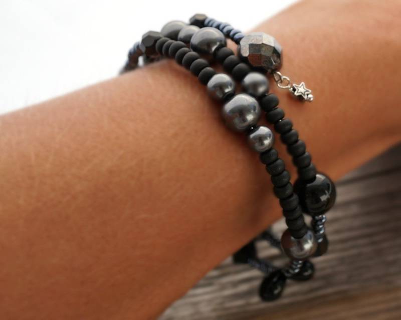Im Urlaub Boho Schwarze Perlenarmband 2 Wickelarmband Winziger Silberner Sterncharme Kristallarmband Memory Wire Armreif von KapKaDesign