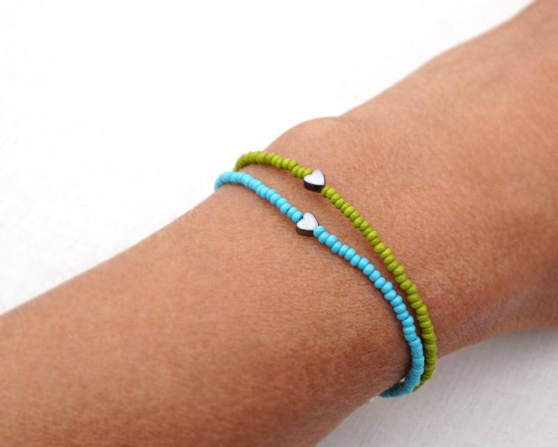 Im Urlaub Freundschaftsarmband Sterling Silber Minimalist Stapelarmband Zierliches Herz Dünnes Armband Blau Grün Custom Mint Grün von KapKaDesign