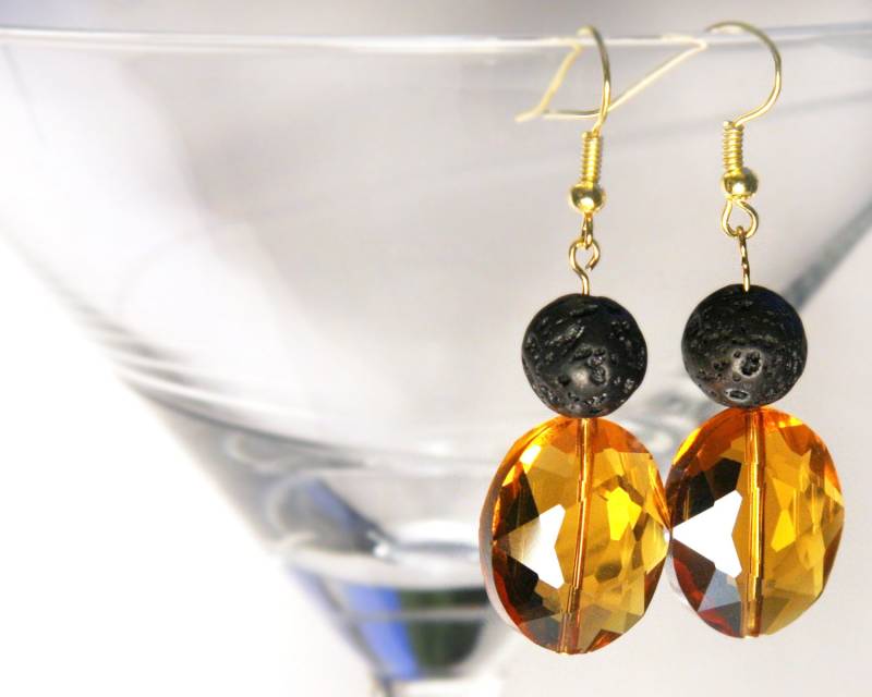 Gold Kristall Ohrringe Raue Schwarze Lava Rohstein Große Goldene Gelbe von KapKaDesign