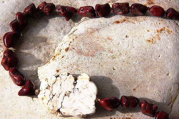 Im Urlaub Handgefertigte Statementkette Weißer Türkis Stein Anhänger Dark Ochsenblut Burgund Rot Howlith Nuggets Ooak von KapKaDesign
