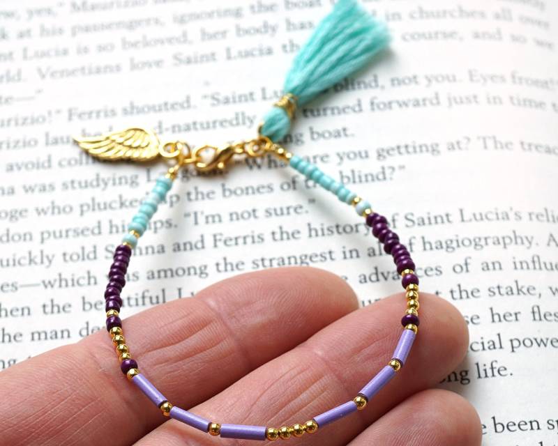 Im Urlaub Lila Türkis Quaste Armband Dünnes Gold Perlen Engelsflügel Charme Boho Freundschafts Minimal Im Urlaub Lila Türkis Quaste Armband Dünnes Gold Perlen Engelsflügel Charme Boho Freundschafts Minimal von KapKaDesign
