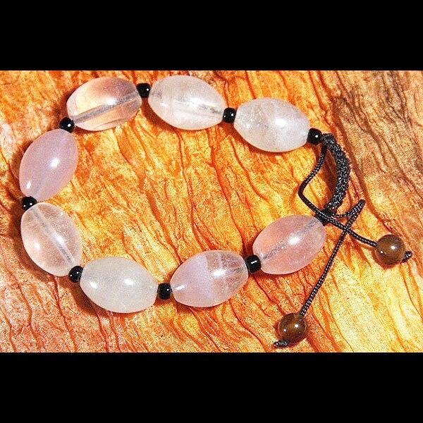 Im Urlaub Makramee Armband Große Perlen Getrommelt Roh Rosenquarz Geschenke Für Mutter Rosa Liebe Schwangerschaft von KapKaDesign