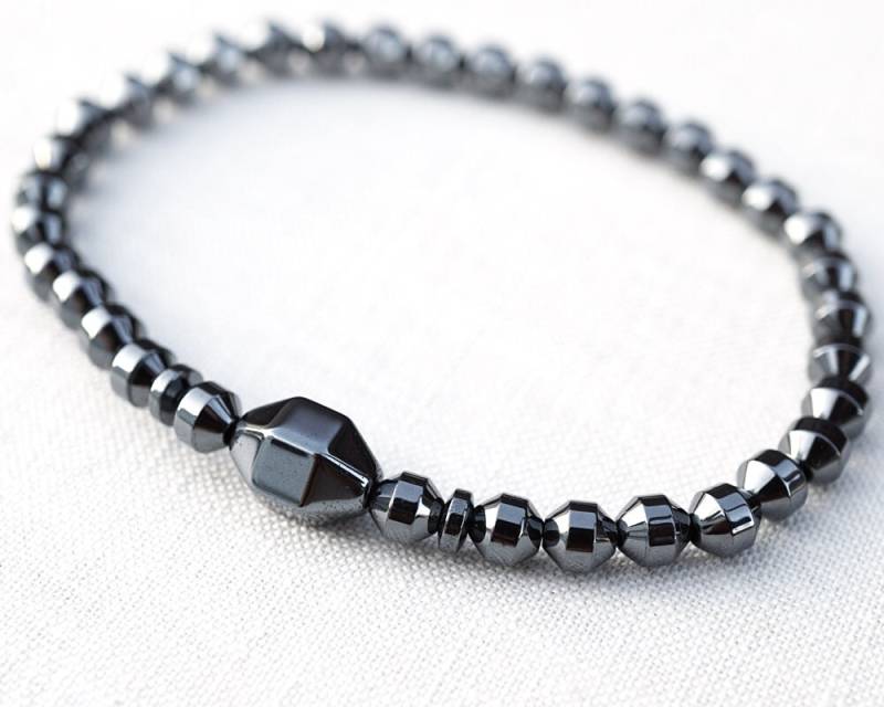 Im Urlaub Moderne Minimal Armband Hexagon Magnet Hämatit Männer Tech Dünne Naturstein Herren von KapKaDesign