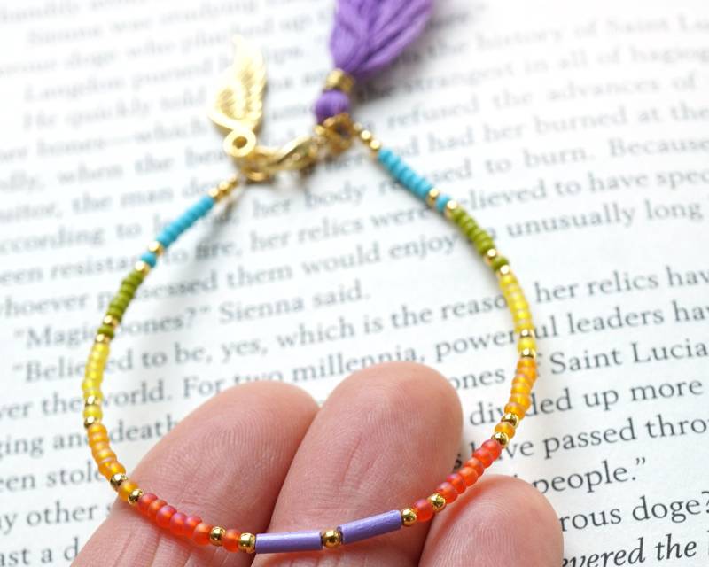 Im Urlaub Regenbogen Armband Lila Quaste Dünnes Gold Perlen Engelsflügel Charme Freundschaft Winzig Minimal Im Urlaub Regenbogen Armband Lila Quaste Dünnes Gold Perlen Engelsflügel Charme Freundschaft Winzig Minimal von KapKaDesign