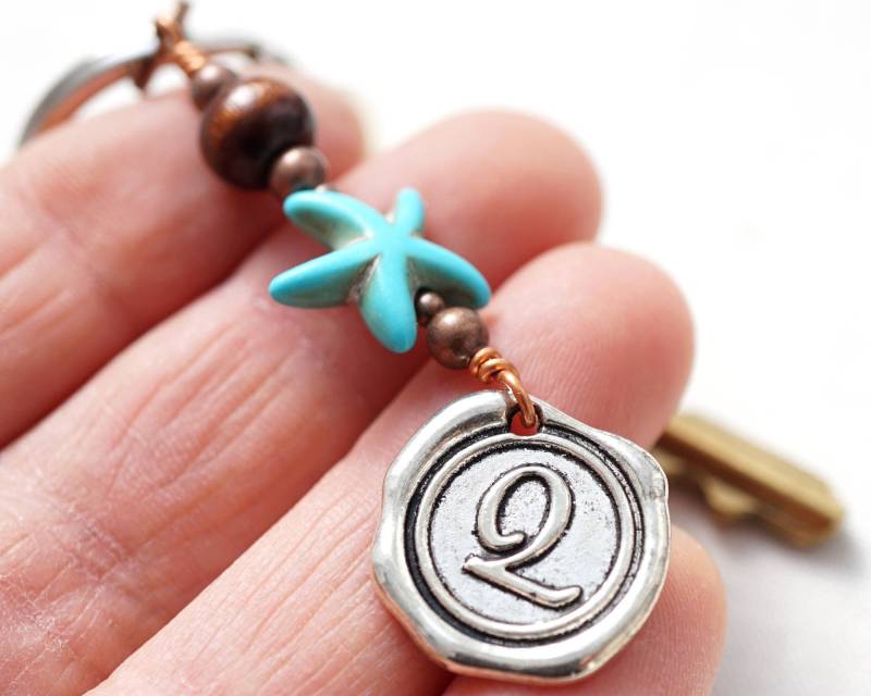 Im Urlaub Türkis Seestern Initial Keychain Strand Tasche Clip Personalisierte Wachssiegel Ocean Marine Geschenk Für Ihn Im Urlaub Türkis Seestern Initial Keychain Strand Tasche Clip Personalisierte Wachssiegel Ocean Marine Geschenk Für Ihn von KapKaDesign