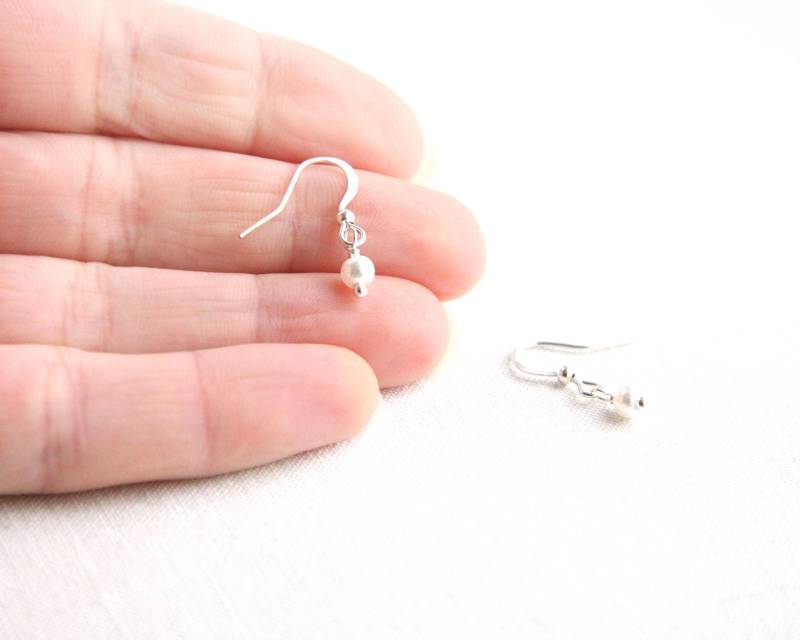 Im Urlaub Zierliche Perlenohrringe Minimale Ohrringe Kleine Weiße Sterling Silber Brautjungfer von KapKaDesign