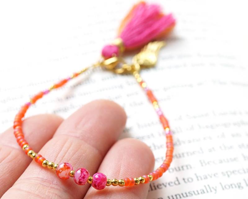 Im Urlaub Zweifarbiges Rosa Und Orange Quaste Armband Dünne Gold Perlen Engel Flügel Charme Boho Freundschaft Winzige Rocailles Minimal von KapKaDesign
