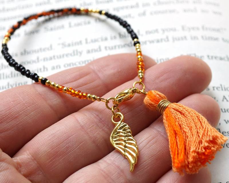 Im Urlaub Zweifarbiges Schwarz Orange Quaste Armband Dünne Gold Perlen Engel Flügel Charme Freundschaftsarmband Winzige Rocailles Minimal Im Urlaub Zweifarbiges Schwarz Orange Quaste Armband Dünne Gold Perlen Engel Flügel Charme Freundschaftsarmband Winzige Rocailles Minimal von KapKaDesign