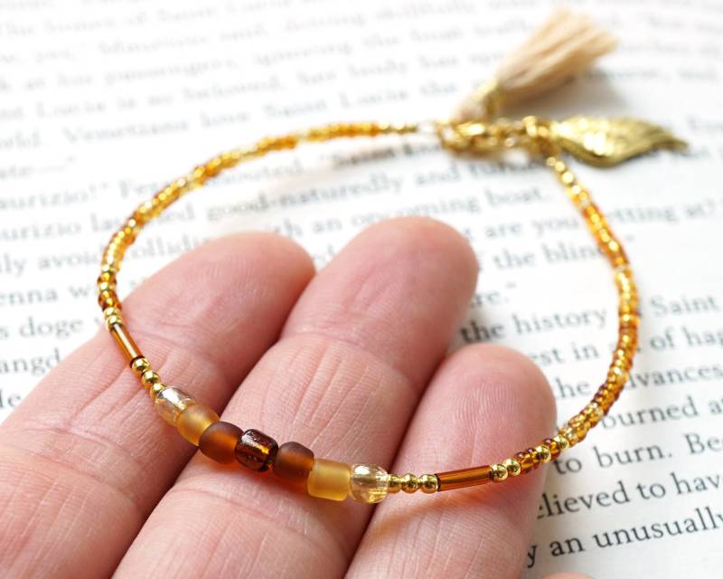 On Ferien Winzige Perlen Creme Quaste Armband Gold Flügel Bettelarmband Boho Freundschaft Layering Dünn Minimal von KapKaDesign
