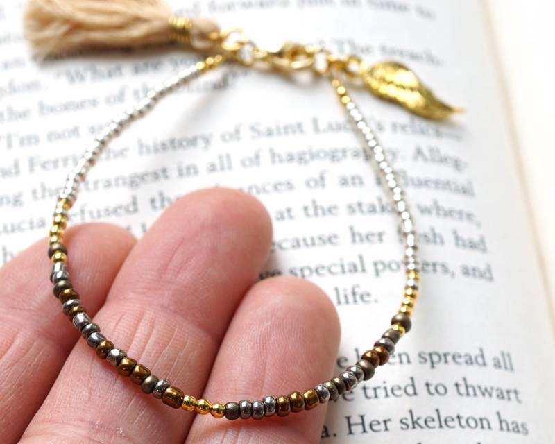 On Vacation Beige Quaste Armband Dünne Silber Und Gold Perlen Engel Flügel Charme Boho Freundschaft On Vacation Beige Quaste Armband Dünne Silber Und Gold Perlen Engel Flügel Charme Boho Freundschaft von KapKaDesign