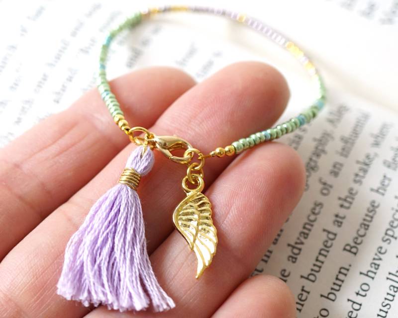 Boho Dünne Gold Perlen Armband Lila Quaste Engel Flügel Charme Freundschaft Rocailles Tiny Minimal Fußkettchen von KapKaDesign