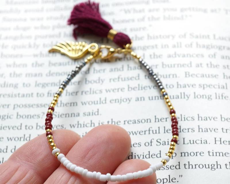 On Vacation Burgund Weiß Quaste Armband Dünne Gold Perlen Engel Flügel Charme Boho Freundschaft Winzigen Rocailles Minimal von KapKaDesign