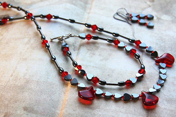 Hämatit Herz Armband Damen Oder Herren Benutzerdefinierte Größe Dünnes Minimal Rote Kristalle Schwarz Gothic Metallic Grau von KapKaDesign