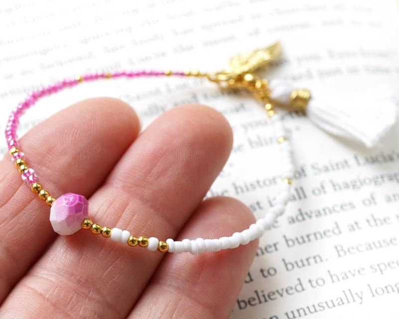 On Vacation Rosa Weiß Quaste Armband Dünne Gold Perlen Engel Flügel Charme Boho Freundschaftsarmband Winzige Rocailles Minimal von KapKaDesign