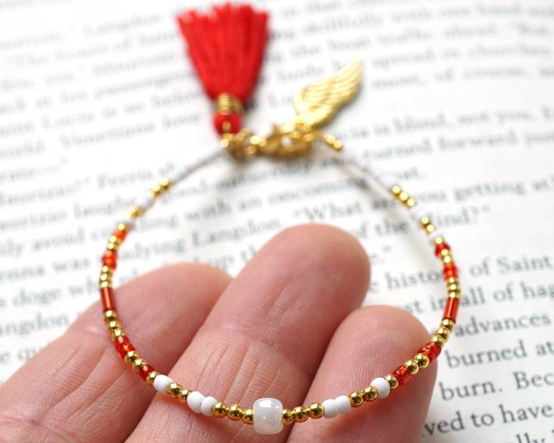 On Vacation Rot Und Weiß Quaste Armband Dünn Gold Engel Flügel Charme Boho Freundschaftsarmband Winzige Samenperlenarmband Minimal On Vacation Rot Und Weiß Quaste Armband Dünn Gold Engel Flügel Charme Boho Freundschaftsarmband Winzige Samenperlenarmband Minimal von KapKaDesign