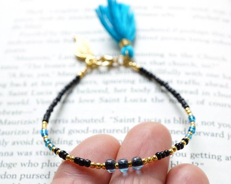 On Vacation Schwarz Und Blau Quaste Armband Dünne Gold Perlen Engel Flügel Charme Boho Freundschaft von KapKaDesign