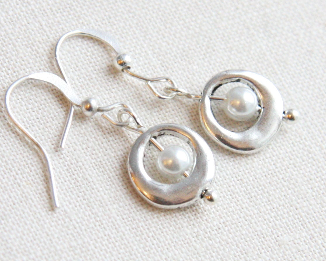 Weiße Perlenohrringe Sterling Silber Ohrringe Minimal Kleine Zierliche Hochzeit von KapKaDesign