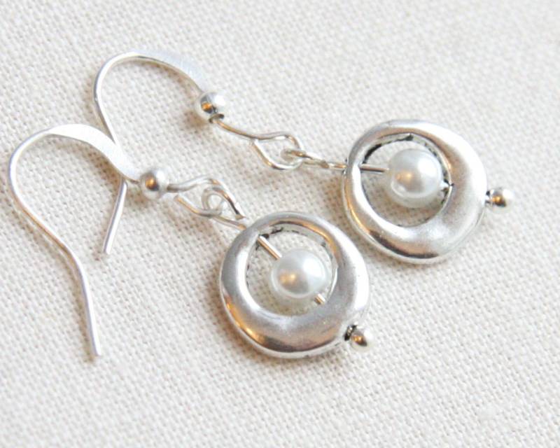 Weiße Perlenohrringe Sterling Silber Ohrringe Minimal Kleine Zierliche Hochzeit von KapKaDesign