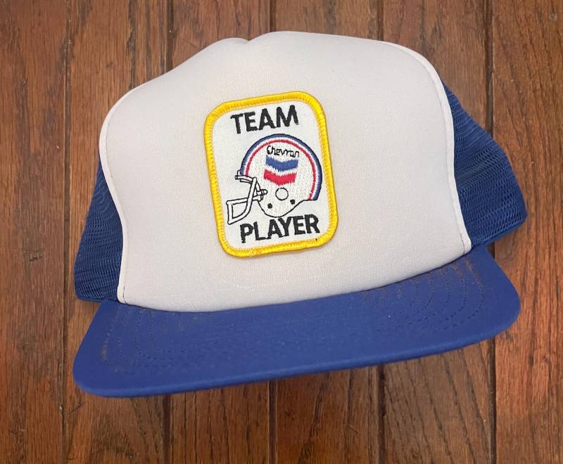 Vintage Chevron Gas Team Player Fußball Trucker Hat Hysteresenhut Baseballkappe Patch von KapKingdom