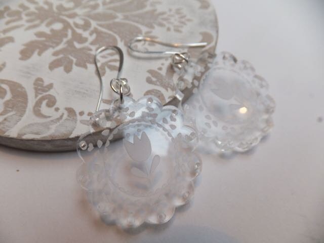 Anhänger Aus Plexiglas Und Spitzendeckchen - Geätzte Plexiglasanhänger von Kapalau