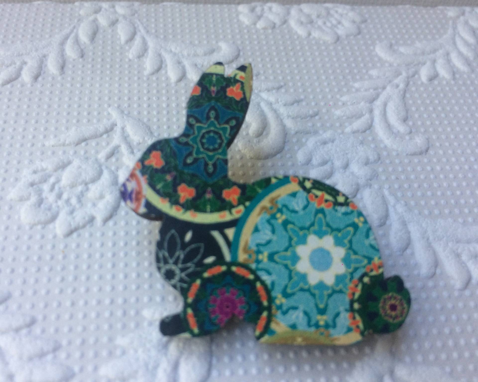 Aqua Mandala Print Kleine Hase Aus Holz Brosche von Kapalau