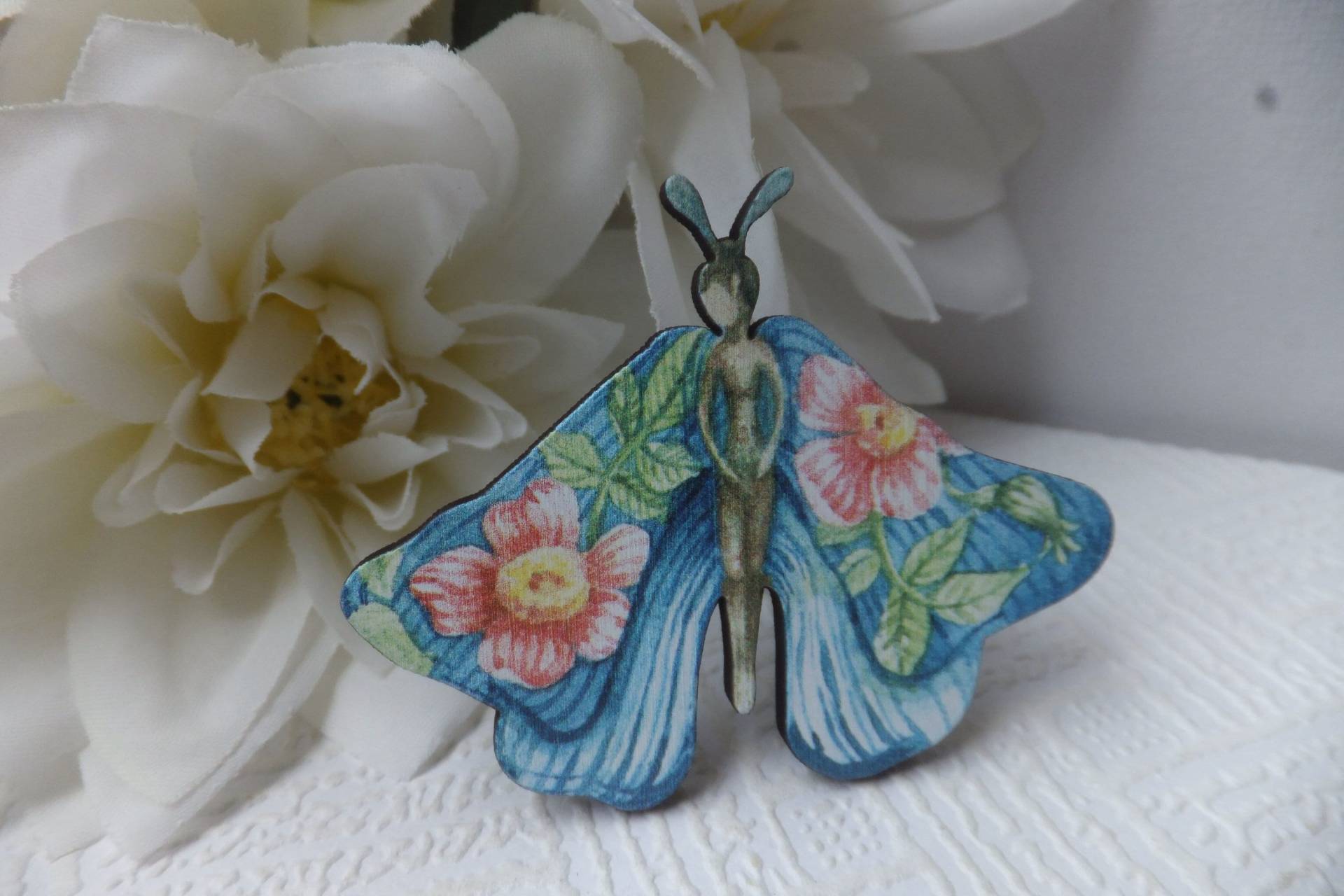 Blaue Fee/Schmetterling Brosche Aus Holz Blaue Fee/Schmetterling Brosche Aus Holz von Kapalau